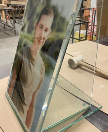 Установка фотографий на подставке из стекла